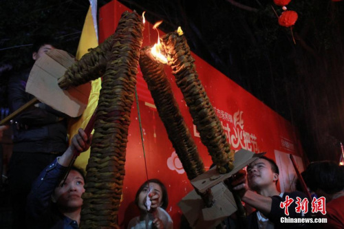 當夜幕降臨，村民們一個接一個傳遞點燃手中的火把，加入3公里長的環(huán)村巡游隊伍，祈求新年平安健康、幸福吉祥、興旺發(fā)達。戴雅蓉 攝