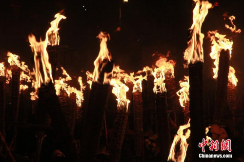 2012年起，“火把節(jié)”固定在每年農(nóng)歷正月初九晚上舉行，也吸引了更多海外華人華僑、港澳臺同胞返鄉(xiāng)參與。 戴雅蓉 攝