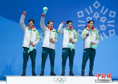 2月23日，冬奧會短道速滑男子5000米接力獎牌頒獎儀式在韓國平昌舉行。匈牙利在華裔兄弟劉少林、劉少昂的帶領(lǐng)下在項目上奪得金牌，中國摘銀，加拿大獲得銅牌。圖為匈牙利運動員跳上領(lǐng)獎臺。<a target='_blank' >中新社</a>記者 崔楠 攝 
