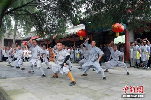 少林武僧進行武術(shù)表演。 李燕 攝