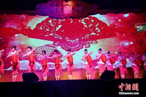 四海同春藝術(shù)團(tuán)表演舞蹈《張燈結(jié)彩》。 <a target='_blank' >中新社</a>記者 王國(guó)安 攝