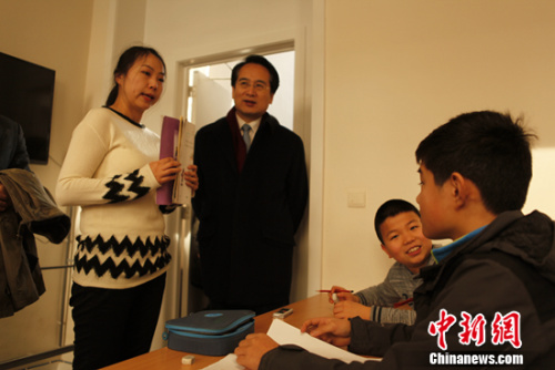 當(dāng)?shù)貢r間2月24日，正在比利時訪問的中國國務(wù)院僑務(wù)辦公室副主任譚天星走訪布魯塞爾中文學(xué)校。他稱贊辦好海外中文學(xué)校惠及子孫后代，勉勵師生“把根留住”。德永健 攝