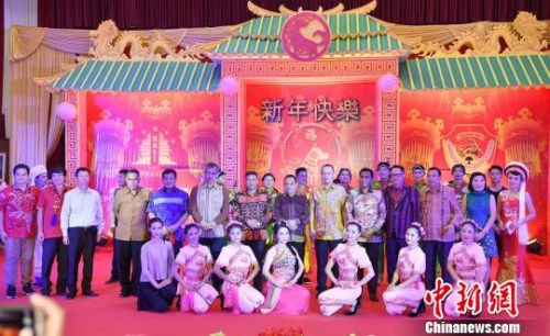 圖為來賓與演員合影?！≈袊v印尼登巴薩總領館 供圖 攝