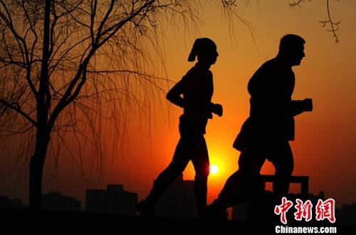 資料圖：數(shù)九寒天結(jié)束 北京市民享春光。<a target='_blank' >中新社</a>記者 劉關(guān)關(guān) 攝