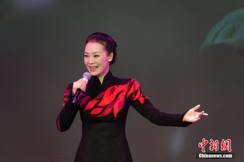 歌唱家呂薇演唱《那就是我》。 <a target='_blank' >中新社</a>記者 冉文娟 攝