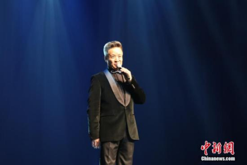 圖為中國知名歌手閻維文獻(xiàn)唱《小白楊》。<a target='_blank' >中新社</a>記者 曾靜寧 攝