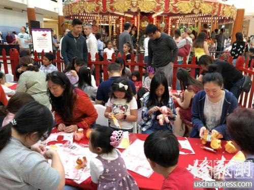 資料圖：南岸廣場舉行手工制作小狗吉祥物燈籠活動，吸引了很多華裔家庭參與。(美國《僑報》記者夏嘉攝)