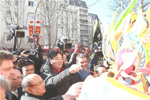 翟雋大使(中)、朱利雅爾副市長(右)、鄭輝會長為龍獅點睛。
