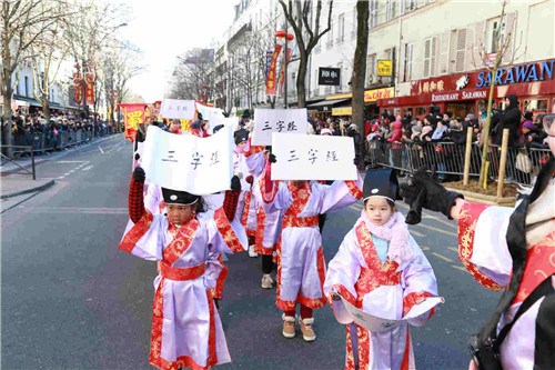 中法兒童共誦“三字經(jīng)”。