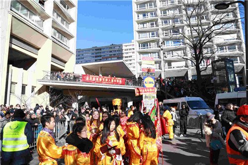 樓梯、平臺擠滿了觀眾，警察隨時協(xié)調(diào)。
