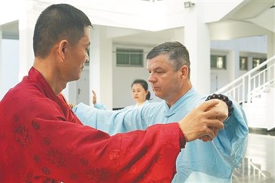林方卿(左一)指導(dǎo)謝志明學(xué)習(xí)太極拳。