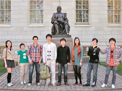 季弘斐(左三)在哈佛大學(xué)。 