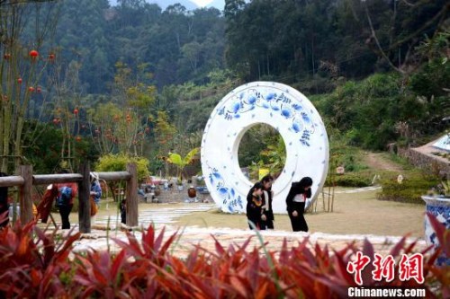 近年來(lái)，南勝鎮(zhèn)因地制宜，將克拉克瓷文化和“海絲”文化融入南勝鎮(zhèn)田坑窯文化景區(qū)建設(shè)中，吸引諸多游客慕名前來(lái)體驗(yàn)?！埥鸫?攝