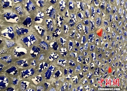 青花瓷鋪設(shè)的漫步道。　張金川 攝