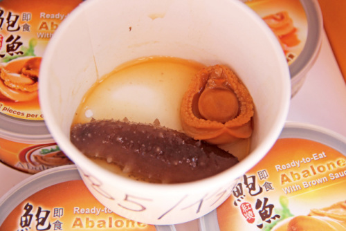 5美元一份的鮑魚(yú)海參餐，許多游人買(mǎi)來(lái)邊走邊吃。（美國(guó)《世界日?qǐng)?bào)》／記者李晗 攝影）