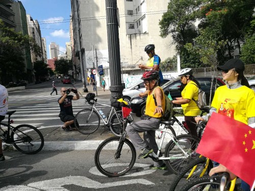 隊(duì)伍中的83歲老人家。圖片取自中國駐圣保羅總領(lǐng)館