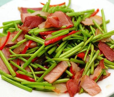 資料圖。江西美食之一：藜蒿炒臘肉。來(lái)源：國(guó)際在線