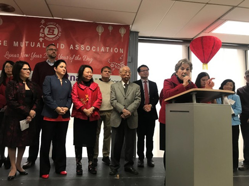 伊利諾伊州國(guó)會(huì)眾議員夏考斯基(講臺(tái)后)呼吁符合資格者盡快完成選民登記，才能以選票發(fā)聲，爭(zhēng)取權(quán)益。(美國(guó)《世界日?qǐng)?bào)》記者/黃惠玲 攝)
