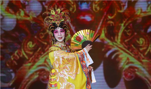 圖為粵劇名宿倪惠英老師的《貴妃醉酒》讓觀眾領(lǐng)略傳統(tǒng)戲曲的魅力。(韓輝 攝)