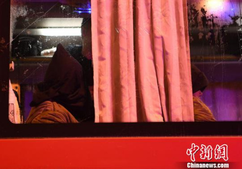 民警押解犯罪嫌疑人回長(zhǎng)春?！埇?攝