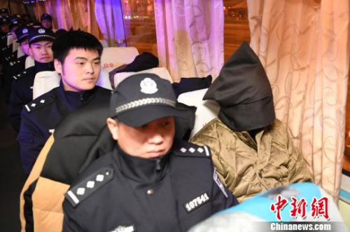 民警押解犯罪嫌疑人回長(zhǎng)春。　張瑤 攝