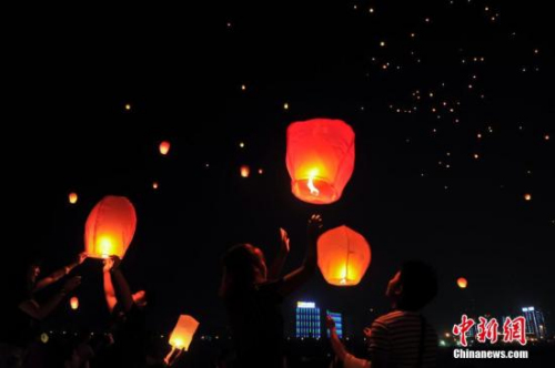 放燈現(xiàn)場(chǎng)。 <a target='_blank' >中新社</a>記者 任東 攝