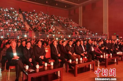 中國(guó)僑聯(lián)“親情中華”慰?jī)S演出2月28日晚在“炎帝故里”山西晉城高平上演。　楊杰英 攝