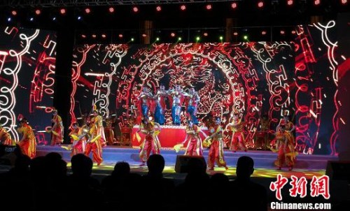 中國(guó)僑聯(lián)“親情中華”慰?jī)S演出2月28日晚在“炎帝故里”山西晉城高平上演?！罱苡?攝