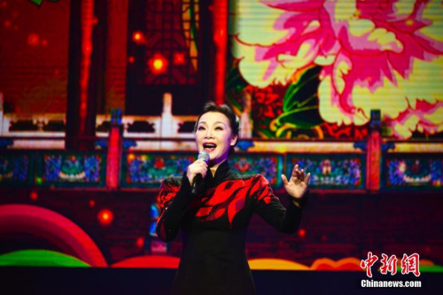2018“文化中國·四海同春”慰僑演出2月28日晚在巴黎會(huì)議宮舉行，為旅法僑胞送上春節(jié)的文化大餐。能容納4000多人的劇場座無虛席，演員們的精彩演出博得滿堂喝彩。圖為國家一級(jí)演員呂薇演唱《那就是我》。 <a target='_blank' >中新社</a>記者 龍劍武 攝