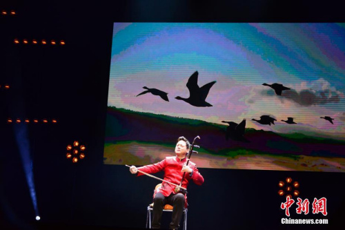 2018“文化中國·四海同春”慰僑演出2月28日晚在巴黎會(huì)議宮舉行，為旅法僑胞送上春節(jié)的文化大餐。能容納4000多人的劇場座無虛席，演員們的精彩演出博得滿堂喝彩。圖為著名二胡演奏家鄧建棟表演經(jīng)典曲目《鴻雁》。 <a target='_blank' >中新社</a>記者 龍劍武 攝