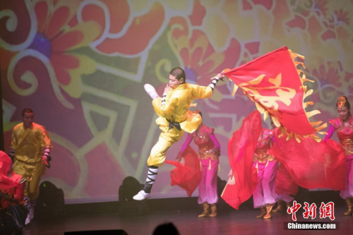 2月28日晚，“文化中國(guó)·四海同春”澳大利亞首站演出在墨爾本舉行。圖為河南嵩山少林寺武僧團(tuán)現(xiàn)場(chǎng)表演。 <a target='_blank' >中新社</a>發(fā) 苗丹青 攝