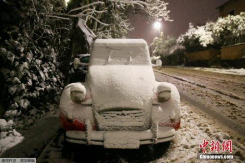 當(dāng)?shù)貢r間2月26日，意大利羅馬迎來大雪。歐洲多個地區(qū)受來自俄羅斯西伯利亞的寒潮吹襲，氣溫驟降，這股寒潮在未來一星期將帶來刺骨寒風(fēng)和暴雪天氣。羅馬的學(xué)校因為下雪，被迫停課。