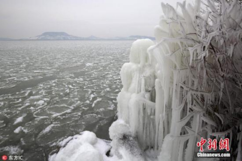 當(dāng)?shù)貢r間2月26日，匈牙利Fonyod，匈牙利遭遇極寒天氣，當(dāng)?shù)匕屠D湖湖畔現(xiàn)冰封景象。圖片來源：東方IC 版權(quán)作品 請勿轉(zhuǎn)載
