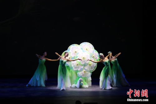 當(dāng)?shù)貢r間2月28日晚，由中國國務(wù)院僑辦主辦的2018年“文化中國·四海同春”晚會在美國佛羅里達(dá)州奧蘭多舉行。這是該慰僑演出首次登上奧蘭多的舞臺，迎來近千名來自奧蘭多、坦帕、邁阿密的華人華僑前來觀看。聲樂、器樂、京劇等表演令觀眾大呼過癮。圖為中國東方演藝集團(tuán)(原東方歌舞團(tuán))的演員們表演舞蹈《茉莉花開》。<a target='_blank' >中新社</a>記者 曾靜寧 攝