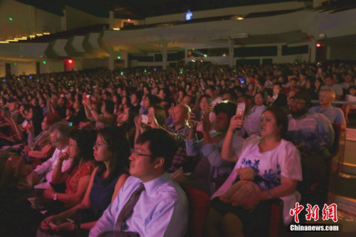 圖為中國著名歌唱家蔡國慶演唱時，大量觀眾高舉手機(jī)抓拍記錄。<a target='_blank' >中新社</a>記者 曾靜寧 攝