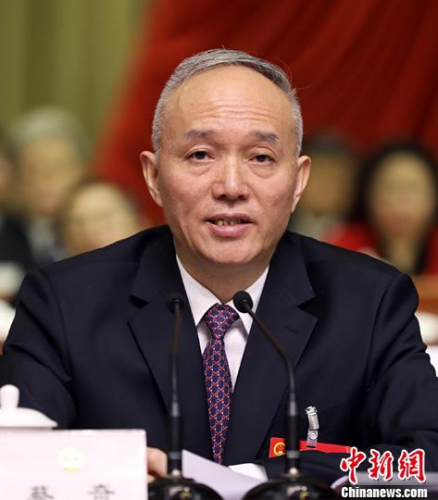 1月30日，中共中央政治局委員、北京市委書記蔡奇提出，要緊緊圍繞首都改革發(fā)展穩(wěn)定需要，加強重點領(lǐng)域立法，以良法促進發(fā)展、保障善治；要拓寬和暢通社情民意表達和反映渠道。當日，北京市第十五屆人民代表大會第一次會議閉幕。圖為蔡奇講話。<a target='_blank' >中新社</a>記者 戴冰 攝