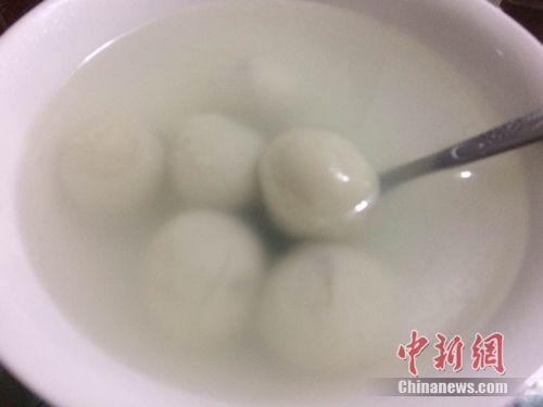 資料圖：湯圓煮制后，表面比元宵光滑，湯水相對清澈。 <a target='_blank'  >中新網(wǎng)</a> 邱宇 攝