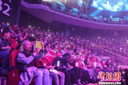 3月1日晚，“親情中華”慰僑演出在昆明舉行。圖為出席晚會的歸僑僑眷代表觀看演出。韓輝 攝