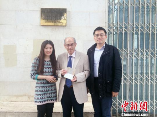 資料圖：以色列醫(yī)學(xué)專家莫瑞斯·托帕茲獲得簽證后與中國駐以色列大使館官員合影，他曾參與“5·12”汶川地震救援。（鐘欣　攝）