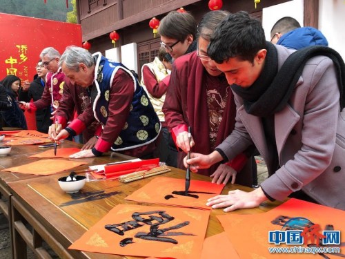 春節(jié)，是咱們中華民族最為盛大、熱鬧和最重要的傳統(tǒng)節(jié)日。46名來自希臘、美國、西班牙、加納、荷蘭等13個國家的國際友人來到浙江青田，一起感受“僑鄉(xiāng)中國年”。（青田宣傳部供圖）
