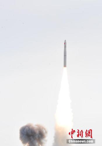 中國(guó)長(zhǎng)征十一號(hào)固體運(yùn)載火箭在酒泉衛(wèi)星發(fā)射中心騰空而起。(資料圖)<a target='_blank' >中新社</a>發(fā) 周雅露 攝
