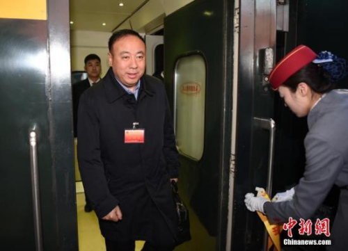 3月2日清晨，參加十三屆全國(guó)人大一次會(huì)議的黑龍江代表團(tuán)乘坐火車抵達(dá)北京。 <a target='_blank' >中新社</a>記者 侯宇 攝