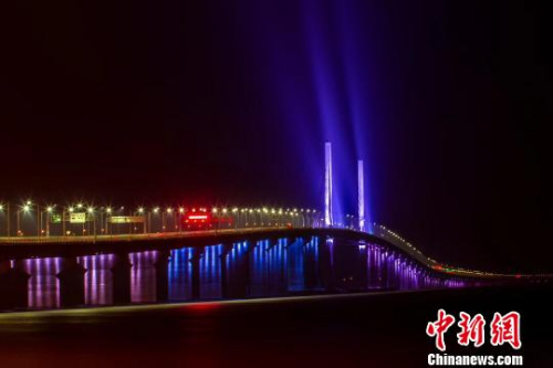 港珠澳大橋管理局13日回應港珠澳大橋?qū)⒉扇　叭厝龣z”通關(guān)模式。圖為港珠澳大橋主體工程全線亮燈的燈光夜景?！￡懡B龍 攝