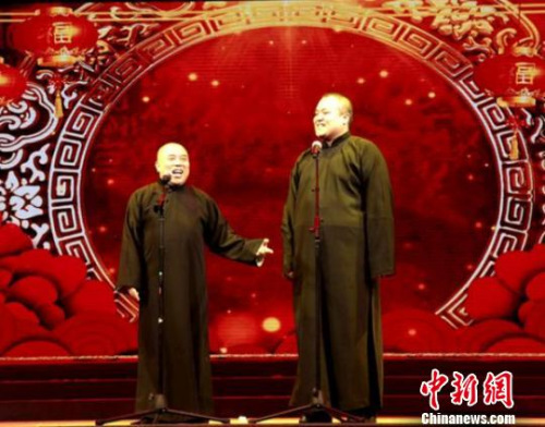 相聲《歡歌笑語》山西曲藝團李勇、吳桐表演，詼諧幽默、雅俗共賞，極具地方特色，談笑風生中將山西的歷史文化融入其中。山西省僑聯(lián)供圖