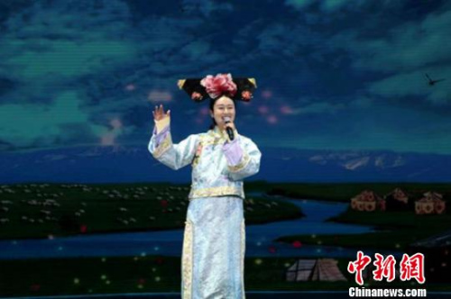 滿族女歌手八音赫赫身著滿族傳統(tǒng)服飾，用滿語演唱了《鴻雁》和《喜歌》。山西省僑聯(lián)供圖