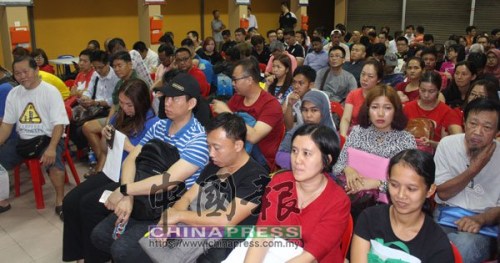 哥打峇魯中華小學210個學額在清晨6時30分前已額滿。（馬來西亞《中國報》）