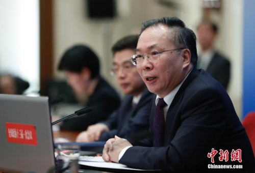 3月2日，全國政協(xié)十三屆一次會議新聞發(fā)布會在北京人民大會堂一層新聞發(fā)布廳召開，大會新聞發(fā)言人王國慶向中外媒體介紹本次大會有關(guān)情況并回答記者提問。<a target='_blank' >中新社</a>記者 杜洋 攝