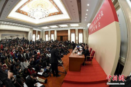 資料圖：2017年3月2日，全國政協(xié)十二屆五次會議新聞發(fā)布會在北京人民大會堂舉行，大會新聞發(fā)言人王國慶答中外記者提問。<a target='_blank' >中新社</a>記者 侯宇 攝 侯宇 攝