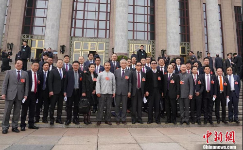 海外列席僑胞在人民大會堂前合影。 　　<a target='_blank' >中新社</a>記者 毛建軍 攝