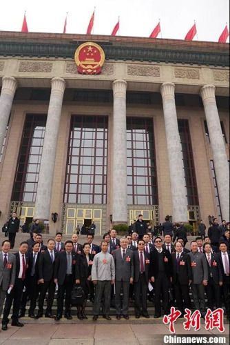 海外列席僑胞在人民大會堂前合影。 　　<a target='_blank' >中新社</a>記者 毛建軍 攝